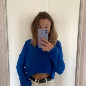 Blå snygg stickad tröja💙💙 - En as snygg lite tunnare och kortare blå stickad tröja💙💙