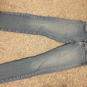 Levis 501 W31 L32 - Jeans i väldigt bra skick. Ganska oanvända. BUDA!! Eller köp direkt för 490kr