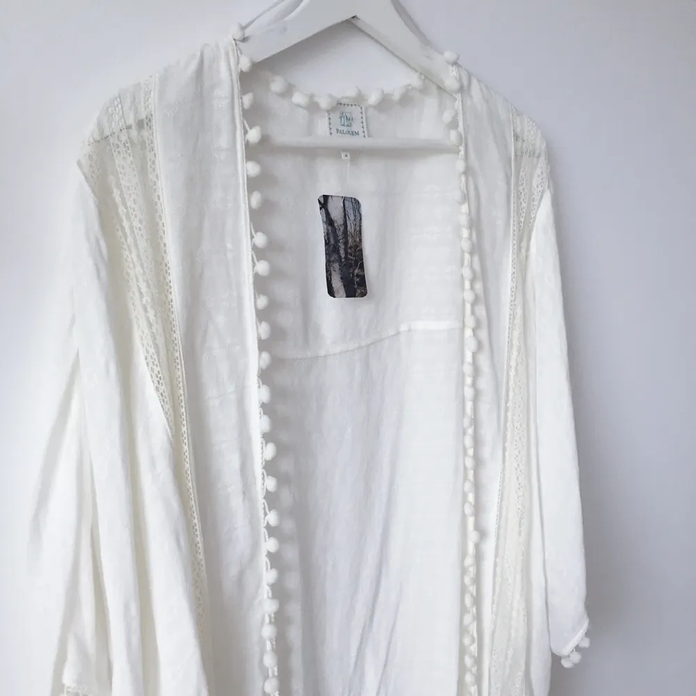 Vit kimono från Urban Outfitters i strl M. Aldrig använd. Nypris 945 kr, säljer för 150 kr.. Tröjor & Koftor.
