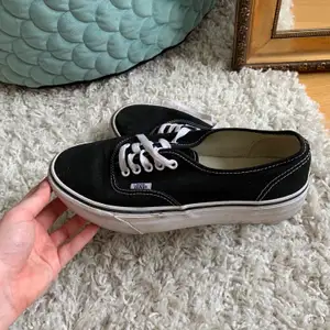 Relativt nya och oanvända klassiska svarta Vans med lite tjockare sula! Jättesnygga och passar allt! Rengör sulan innan de skickas så blir de som nya i utseendet✨ Nypris 749kr från Nelly.com 💗✨ 