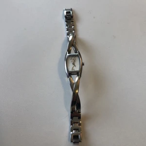 DKNY klocka - Säljer min flickväns gamla klocka. Ett fint armbandsur. Priset kan diskuteras