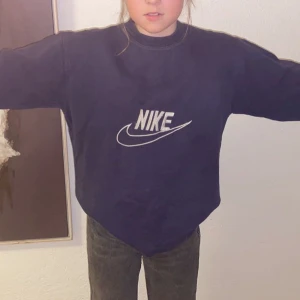 Nike tröja stolek S - Säljar en sånhär jätte populär Nike tröja som är köpt vintage, det är en äkta vintage Nike, tröjan är i stolek L kids size så den sitter som en S funkar på mig som vanligtvis har s-m och är 170cm lång buda gärna i kommentarerna