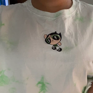 Powerpuff tie-dye T-shirt strl L - Powerpuff Girls T-shirt i storlek L 😍 Använd 2 ggr fortfarande i fint skick. Köparen står för frakt✨