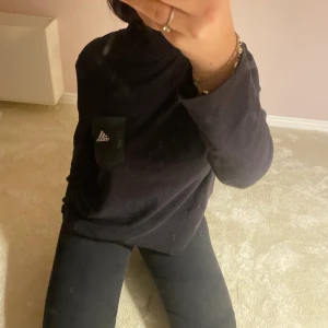Adidas tröja  - Adidas polotröja! Super snygg och unik 🌟 köparen står gör frakten annars möts vi upp på söder!