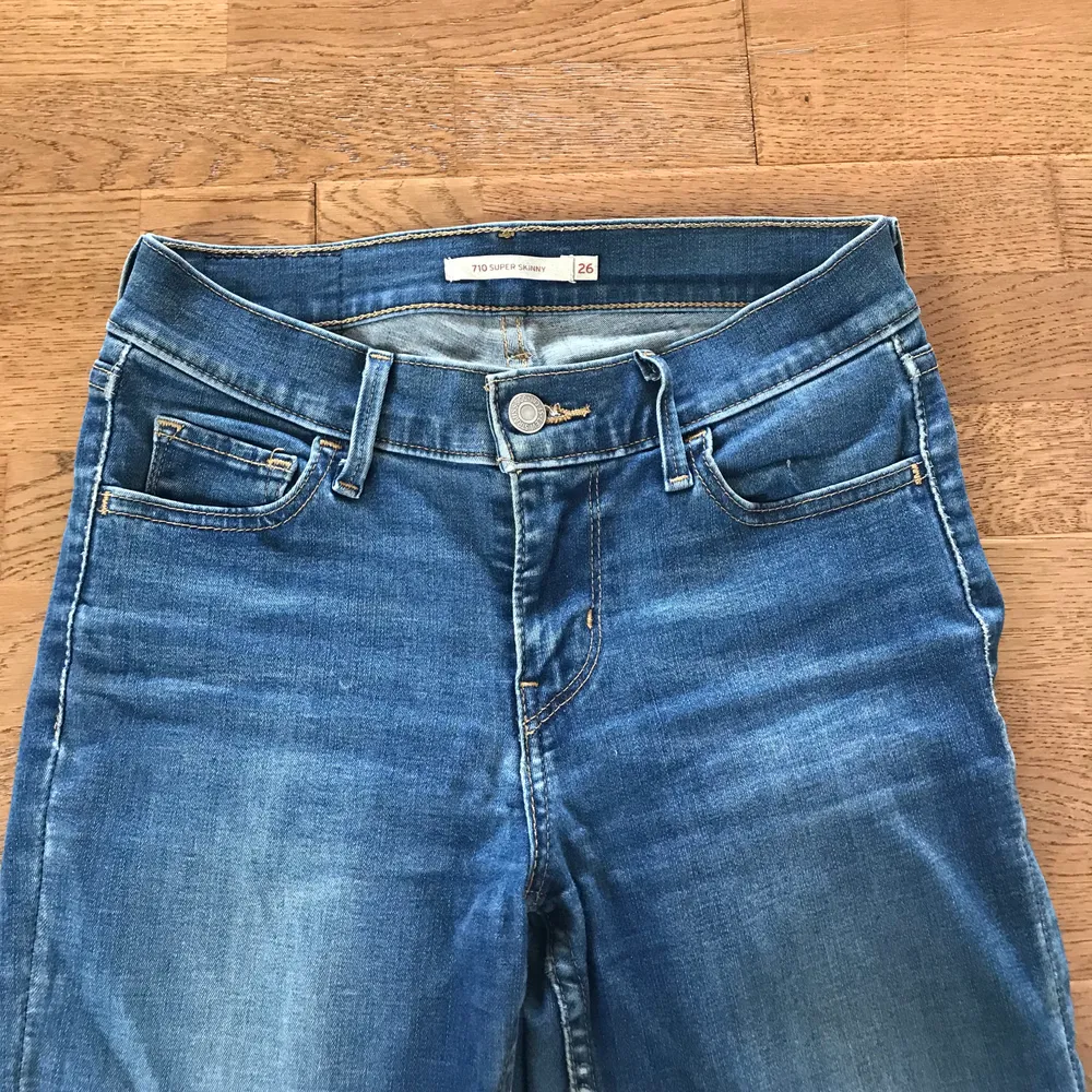 Blåa Levis jeans. Modell 710 super skinn. Storlek 26. Pris: 100 kr eller bud. Jeans & Byxor.