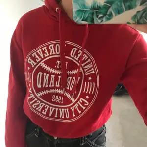 En röd lite kortare hoodie som inte sitter jätte löst. Köpt från H&M för ungefär 2 år sen men har inte använts mycket alls och är i väldigt fint skick! Storlek XS (jag är storlek XS/S), köparen står för frakt!❤️