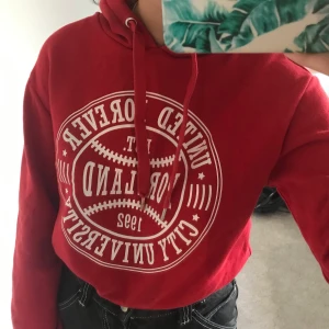 Röd Hoodie - En röd lite kortare hoodie som inte sitter jätte löst. Köpt från H&M för ungefär 2 år sen men har inte använts mycket alls och är i väldigt fint skick! Storlek XS (jag är storlek XS/S), köparen står för frakt!❤️
