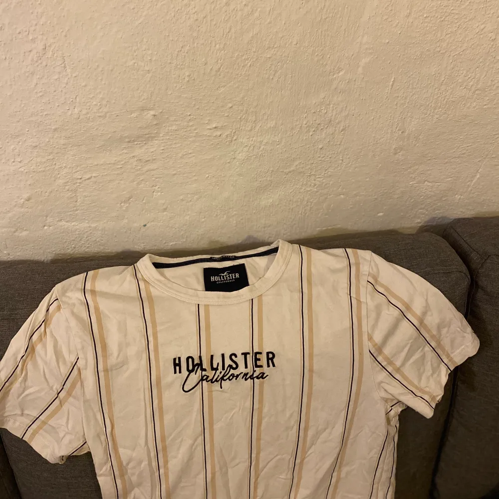 Randig T-shirt från hollister vit beige. T-shirts.