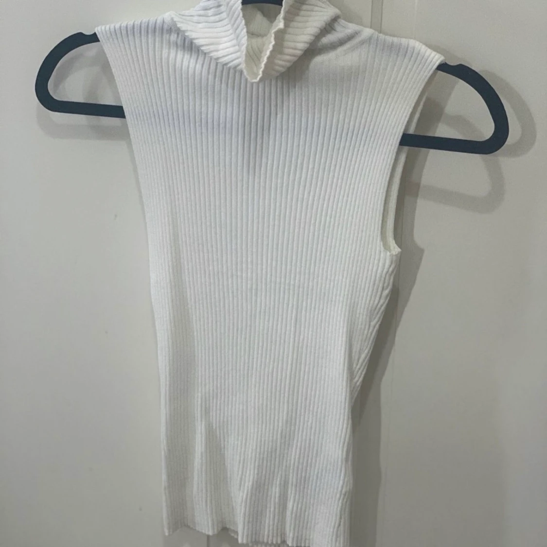 Vit högkragad tröja.  - 91