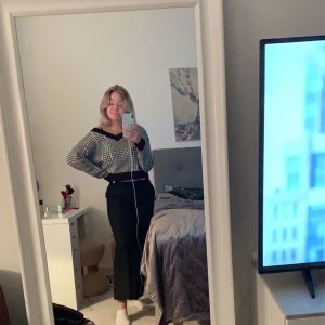 V-neck tjocktröja - Säljer denna fina och mjuka tjocktröjan från gina, storlek XS då jag ville ha den mer croppad men sitter lika bra om man är storlek S vanligtsvis som jag är!!💓💓köpt för 450kr säljer för 200kr + frakt🧸🧸🧸