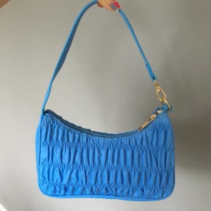 Baguette handväska  - Supersöt blå väska som aldrig använts då jag har en likadan redan! Frakt tillkommer