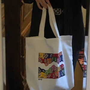 Tygkasse  - Hemmasydd tygpåse med målat tryck med måtten 35x40cm. Påsen går att stänga med kardborreband i mitten och har även en insydd mindre påse för mobil/hörlurar/laddare etc. Frakten är med i priset 🥰✨🌿 