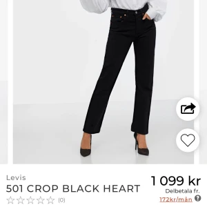 Raka Levis 501 - Säljer mina knappt använda Levis 501. Jag har sprättt upp dem nertill och går därför enda ner till fötterna på mig som är 178. Jag bär vanligtvis 38 och dem sitter perfekt på mig! Skicka meddelande för ytligare frågor eller bilder⭐️
