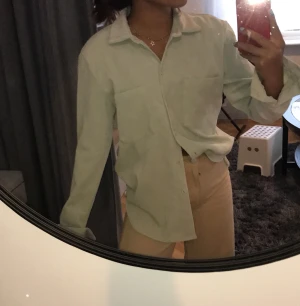 Storlek s - Säljer denna fina gröna Manchester skjorta från Gina tricot. Är använt en gång. 80 + frakt