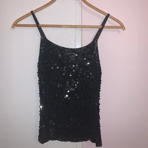 Progress, linne - Fint linne för fester, det står att den ska vara M men den passar allt från XS-M, beroende på hur man vill att pssformen ska vara. Väldigt stretchig, aldrig använt. Buda i kommentarerna eller direkt till mig✨💕☺️