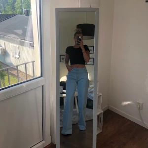 Blåa vida jeans - Säljer mina nya blåa långa vida jeans från boohoo. Storlek 36. Stora i storleken, och väldigt långa. Jag är 165 och har vanligtvis strl S men dessa var för stora och för långa för mig. Lappar finns kvar! Köparen står för frakten 😊