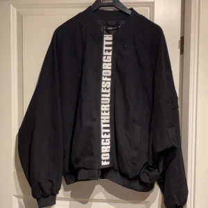 Tunn bomberjacka strl M - Cool bomberjacka i ett tunnare material, strl M men stor i passformen. Använd 1 gång och fortfarande fint skick. Köparen betalar frakt.
