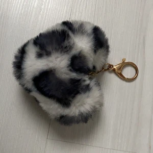 Nyckelring - Super fin fluffig nyckelring. Nästan spillrans ny och skitsnygg.