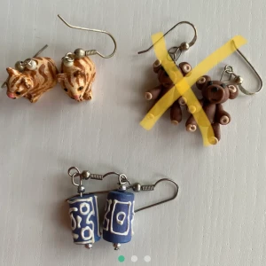 Handgjorda örhängen  - Sjukt fina & unika örhängen som är köpta av min mamma på marknad för många år sedan. 25 kr paret eller alla för 60. Frakt tillkommer!🦋  pluppar följer såklart med om så önskas 