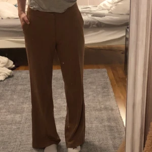 Beigh/bruna vida byxor - Vida beigha/ljusbruna byxor från veromoda i gott skick har används ca 2 gånger. Köpta från veromoda i storlek xs, men skulle säga att midjan är lite större än xs. Jag är runt 170 cm 