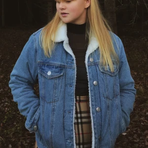 Höstjacka - Varm, fodrad höstjacka från Bikbok. Jättefint skick. Nypris runt 700 kr