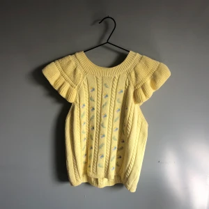 Topp från Zara - Säljer min UNDERBARA stickade tröja från Zara då den aldrig kommer till användning. Nyskick alltså. Funkar både som väst och en söt topp!! Storlek M💞✨⚡️🥰🔥🤩