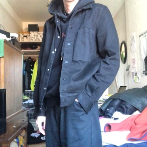 COS Jacka - Skön jeansjacka från COS. Typ 2 år gammal men knappt använd. Kan mötas upp i City eller Söder.