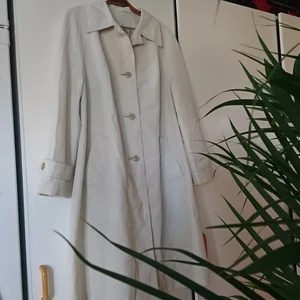 Stilfull vintagekappa - Stilig cremevit vintagekappa med knappar, ingen storleksmärkning med passar s-l beroende på hur man vill ha den. Oversize på s. 