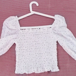 Puff sleeved top - Topp är från h&m, är i robust, stretchigt tyg. Dold elastik över axlarna och långa puffärmar. I jätte fin skick. Fri frakt! <3