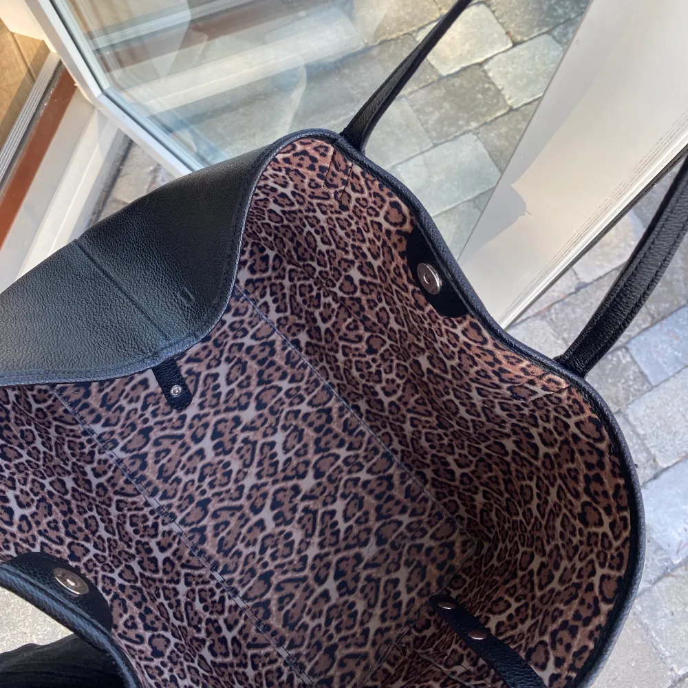 Säljer min GUESS Handväska 'Vikky' i Svart som är leopardmönstrad på insidan. Ordinarepris 1800kr. Den är använd fåtal gånger o det finns inga skador på väskan. Köpare står för frakt🥰 pris kan diskuteras🌻🥰. Väskor.