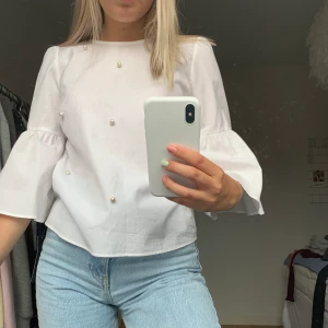 Oanvänd blus från ZARA - Vit blus med pärlor från ZARA i storlek xs. Aldrig använd med prislappen på. 