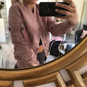 ALPHA INDUSTRIES jacka - Rosa bomberjacka fråm ALPHA INDUSTRIES. är i storlek S och passar även XS skulle jag säga! Jättefint skick då jag knappt aldrig har använt den. :)
