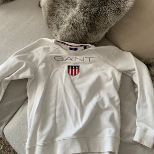 Gant tröja i nyskick  - Säljer nu min gant tröja som är köpt på gant butiken i storlek s-m som köptes för 800 kr. Säljer den för 400 kr inkl frakt! Den är som ny och är bara använd ungefär 1-2 gånger. Den sitter superfint och skulle säga att den passar allt från xs/s till M <3