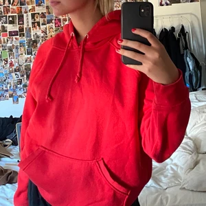 röd hoodie - röd hoodie från bikbok, lite nopprig annars jättefint skick! frakt tillkommer🥰