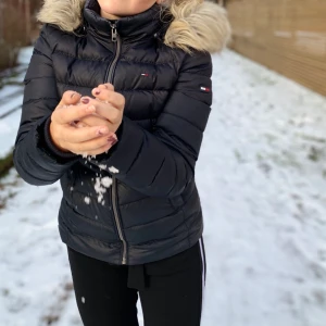 Tommy hilfighter jacka strl xs - Jacka i superfint skick som tyvärr inte längre kommer till användning. Säljer för endast 400:- nypris var 2200:-