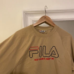 Fila sweatshirt - Otroligt clean beige fila tröja! Jag säljer den pga att den är för liten på mig. Använd max 5 ggr.