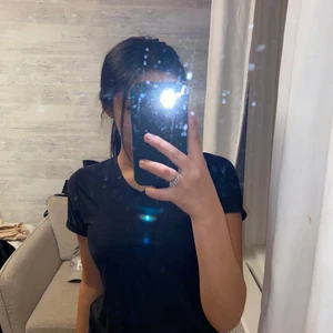 Svart Tränings tshirt storlek xs - Tränings t-Shirt storlek xs. Andvänd ca 2gånger. Lufthål på hela ryggen. Fram är det en V neck 