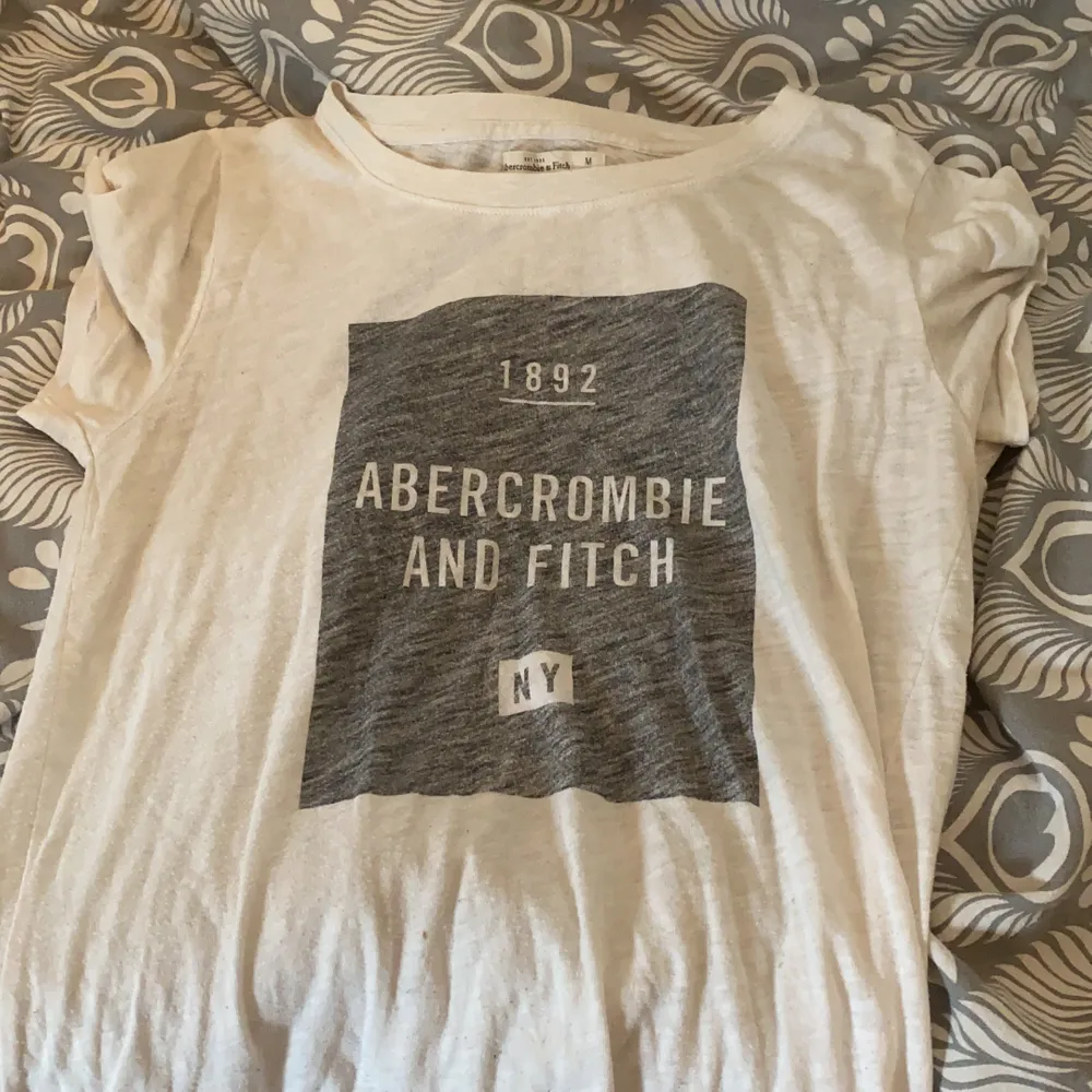 Söt abercrombie and fitch tshirt som aldrig används, bra skick.. T-shirts.