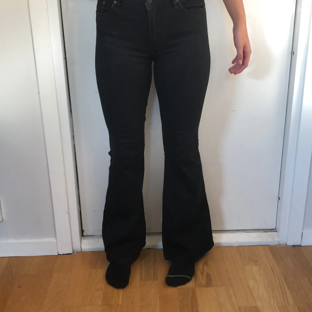 ett par bootcut jeans som är använda fåtal gånger (3 gger max) . Jeans & Byxor.