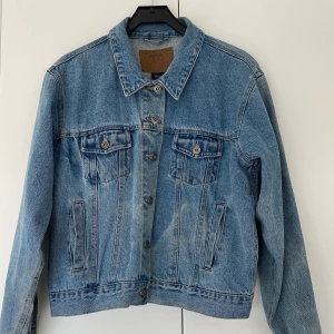 Vintage retro jeansjacka - Jeansjacka köpt på beyond retro i ”storlek” L. Sitter oversized på mig som är en S-M. Trotts att den är vintage så är den bra skick. Nypris 499kr. 