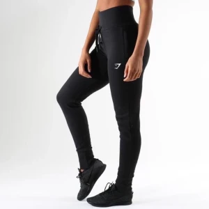 Gymshark High Waisted Joggers - Snygga svarta mjukisbyxor från gymshark. Tight i midjan och framhäver kurvorna. Frakt tillkommer.