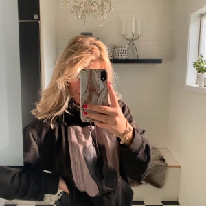 The Cool Elephant - Säljer min The Cool Elephant tröja. Köpte den av en tjej på instagram, men är i bra skick.