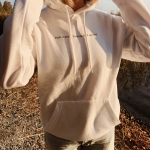 Hoodie - Driver ett företag där jag säljer hoodies 🦋.                   ⚡️50% polyester 50% bomull                                                                           📦 Finns i storlekar XS-4XL. Frakt: 59kr                        💗 www.femmesweden.com