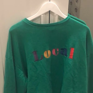 Grön sweatshirt - Grön sweatshirt från bikbok. Storlek S men väldigt oversize. Skriv om set önskas fler bilder. Frakten står köparen för