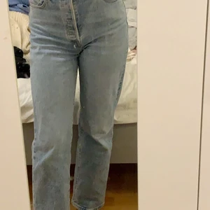 Raka ljusblå levi’s jeans - Säljer dessa snygga jeans från levi’s i modellen ”ribcage starigt”. Strl. 26 på grund av att de är för stora. Buda i kommentarerna💗