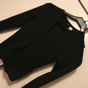 Topp strl xs - Svart topp i storlek xs! Passar till alla möjliga tillfällen. Använd 1 gång, men är i superfint skick! Från H&M. Säljs för 80kr frakt ingår