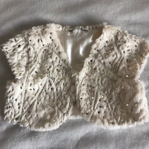 Vit väst med paljetter från lindex - Vit väst med paljetter från Lindex. Bra skick.