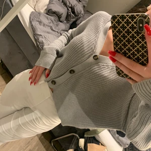 Stickad  - Grå stickad kofta/tröja, storlek s men ska sitta lite lösare(jag är xs) använd några gånger 