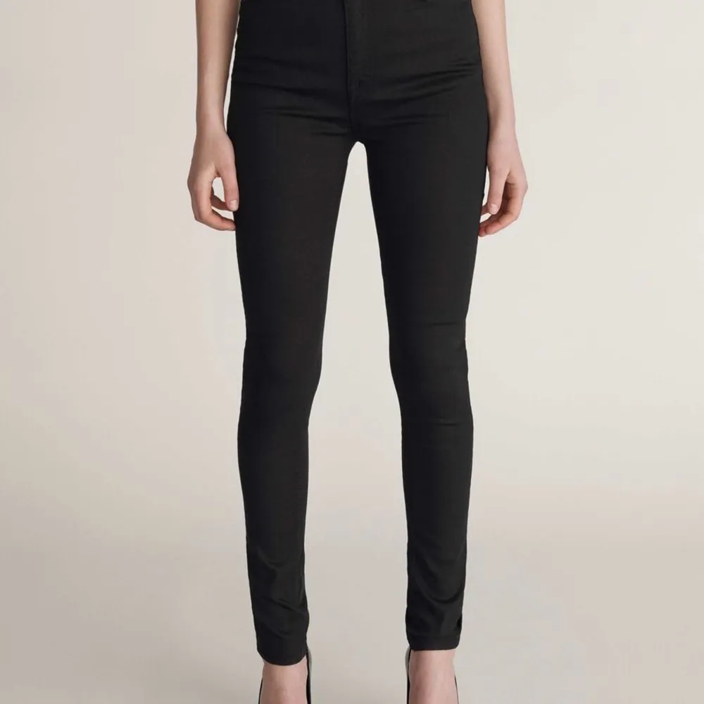 Högmisjade skinny jeans från Tiger of Sweden, modellen heter Sandie (nypris 1199 kr). Har använts kanske en månad totalt, men har bara legat senaste året. Färgen är lika svart som när de köptes. Köparen står för frakt (63 kr). . Jeans & Byxor.