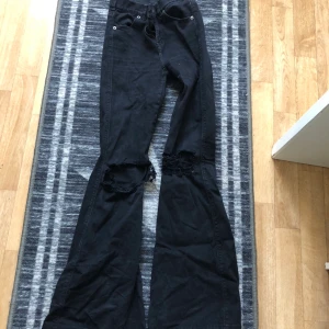 Dr denim jeans med hål i knäna - Storlek xs, använd ett fåtal gånger och tvättat dom därav lite missfärgningar.